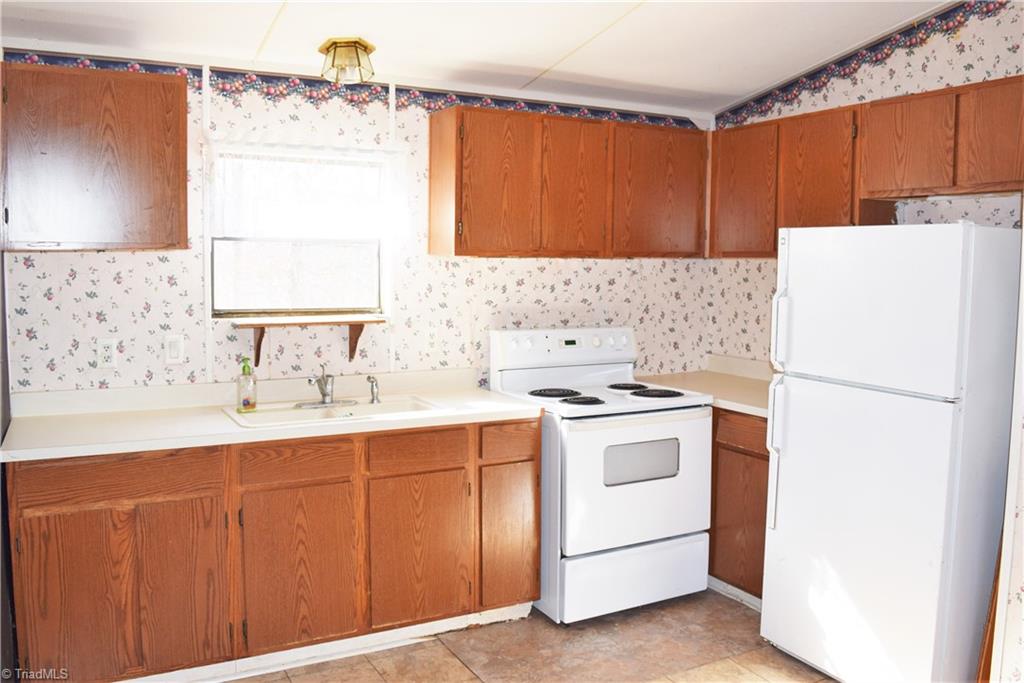 416 Mosley Loop Madison, NC 27025 - Photo 4 of 28 Kitchen