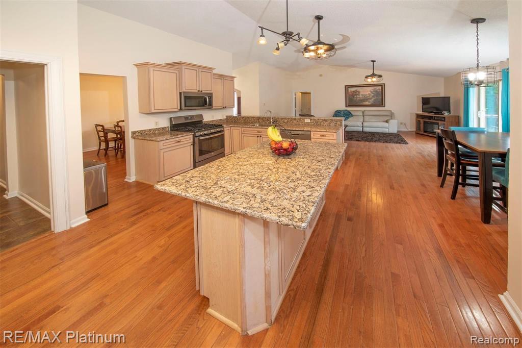 542 South Hughes Road Howell, MI 48843 - Photo 8 of 26