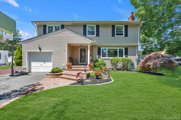 $999,000 | 25 Arrowwood Lane, Melville, NY 11747