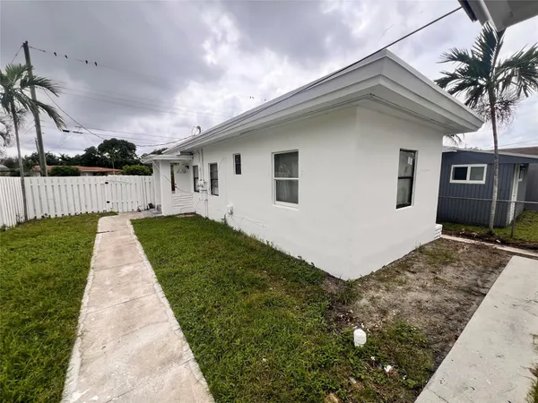 $1,550 | 612 Northwest 6th Court, Unit 1, Hallandale Beach, FL 33009