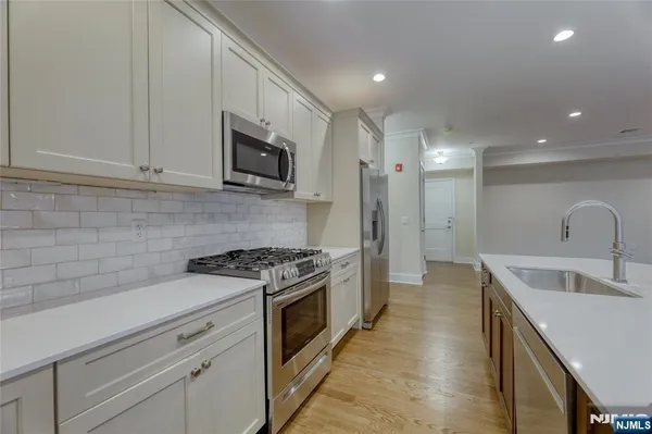 $4,050 | 15-27 Royal Avenue, Unit 210, Hawthorne, NJ 07506