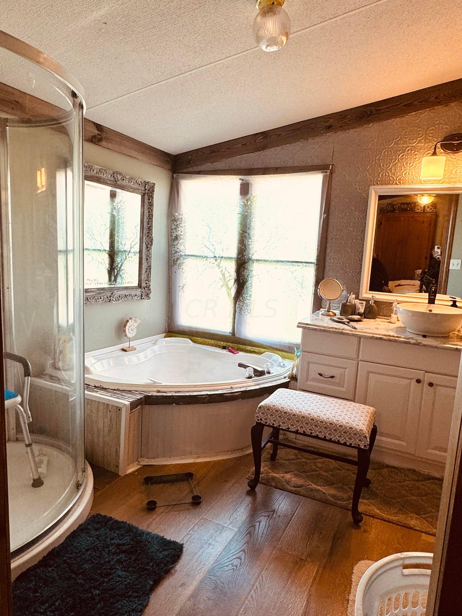 709 South Broadway Street Racine, OH 45771 - Photo 13 of 27 Large tub