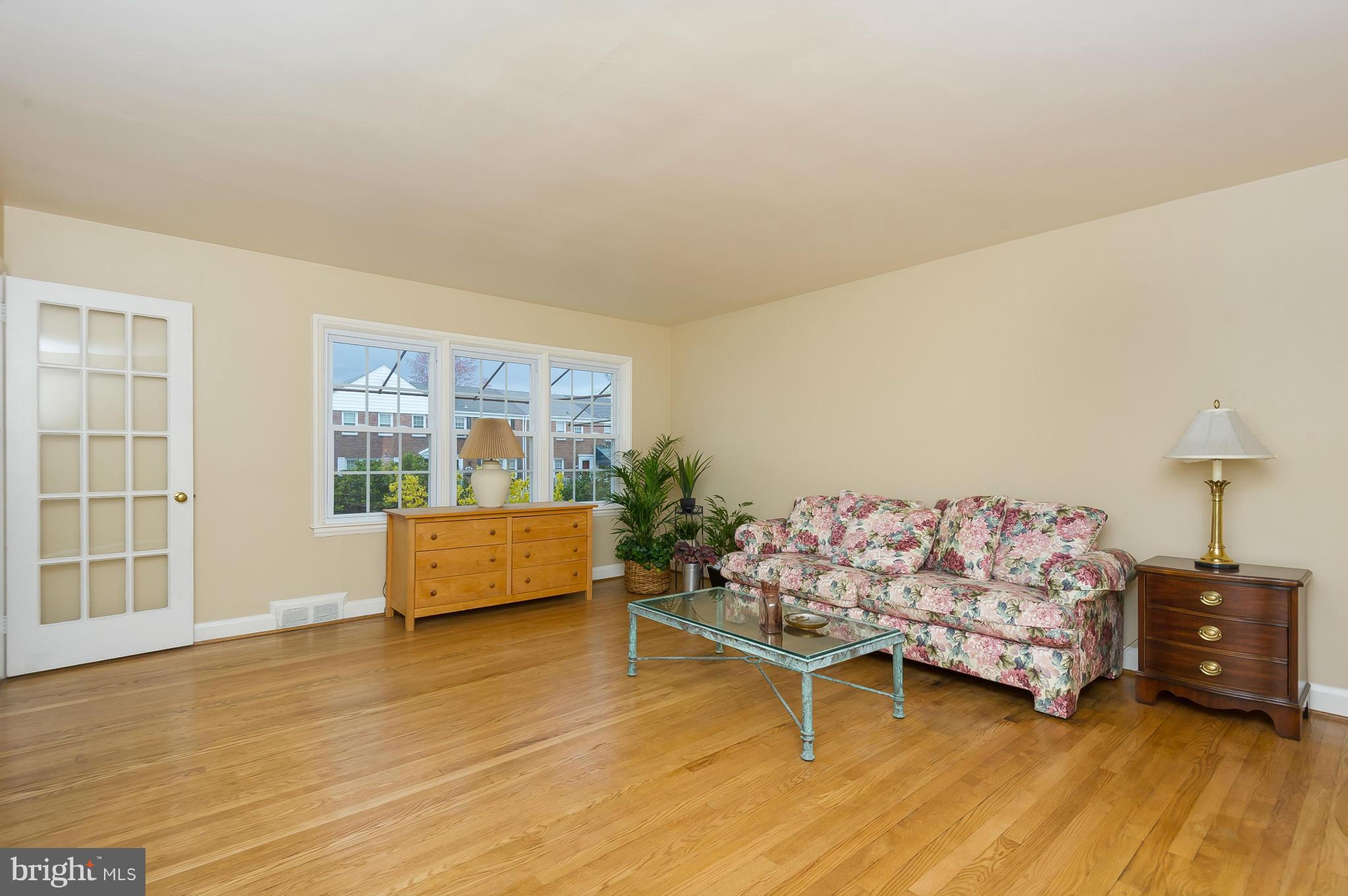 1826 Edgewood Road Baltimore, MD 21286 - Photo 4 of 28 Living Room