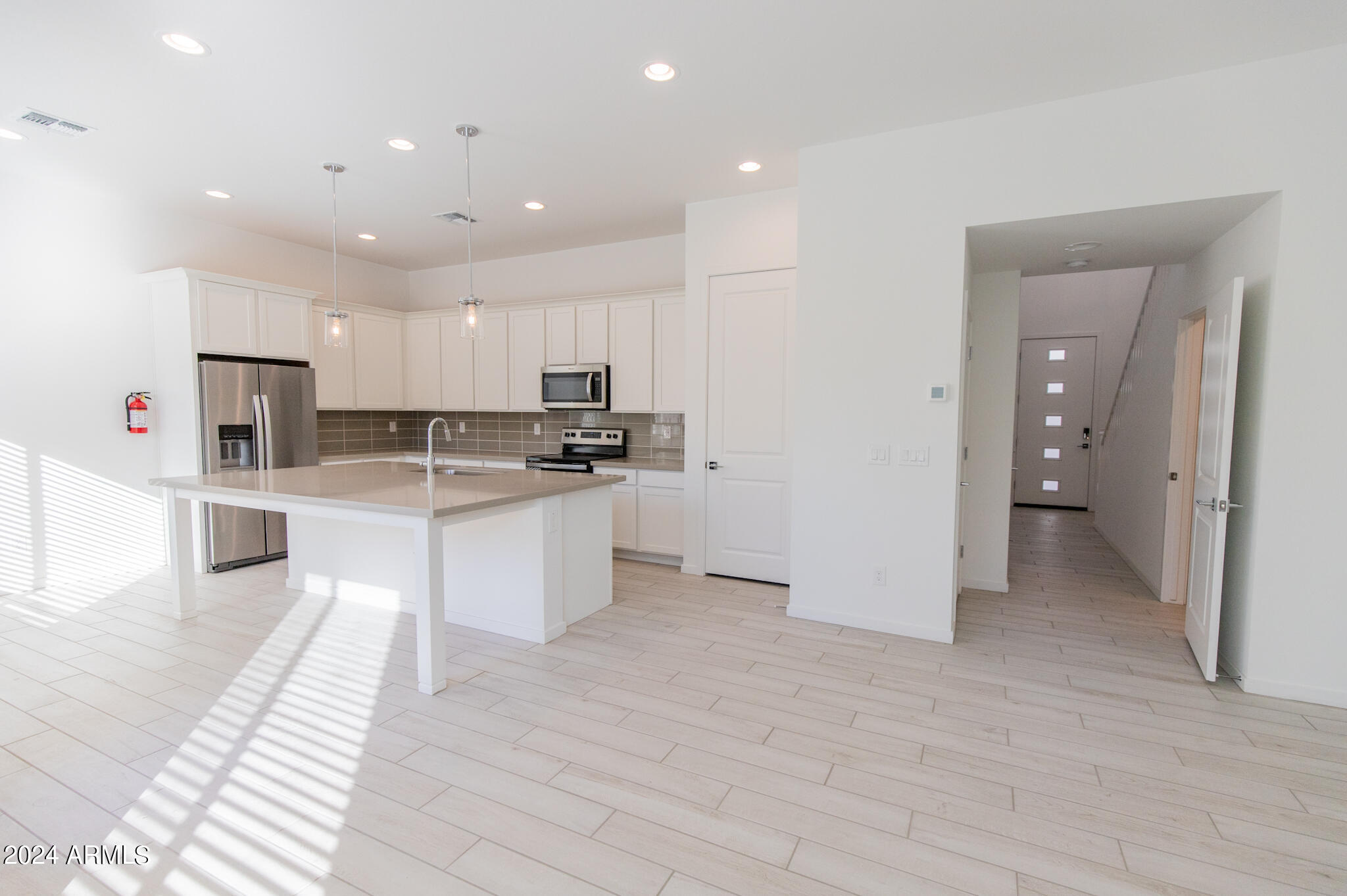901 South Smith Road, Unit 1009 Tempe, AZ 85281 - Photo 2 of 23 Large Open Kitchen