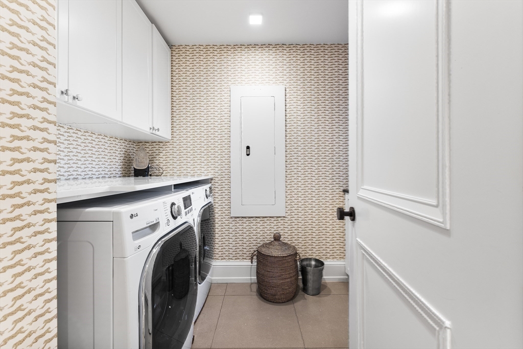 25 Beacon Street, Unit 4 Boston, MA 02108 - Photo 35 of 41 a room with a washer and dryer