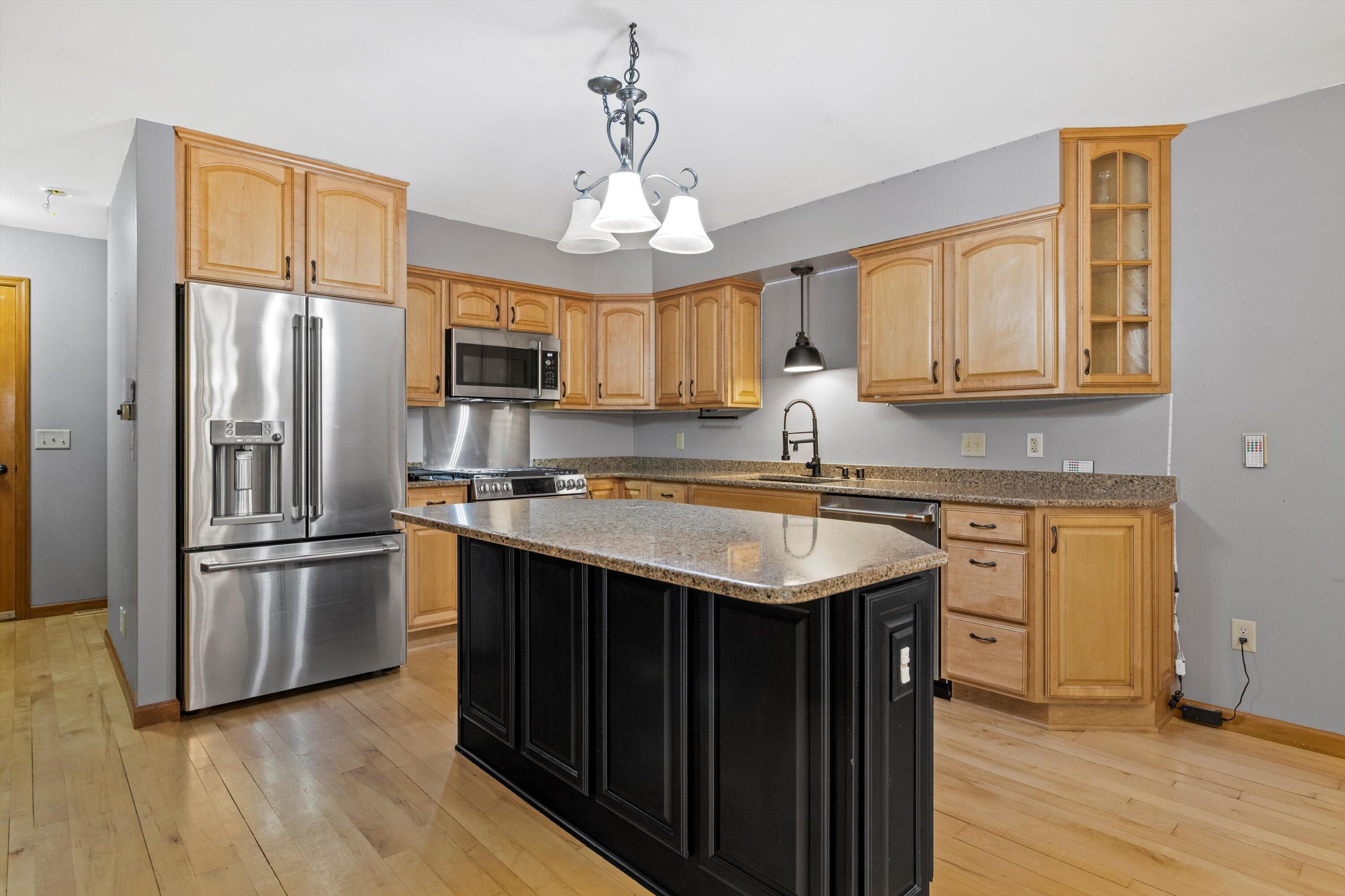 465 Dena Circle Racine, WI 53402 - Photo 12 of 39 Kitchen