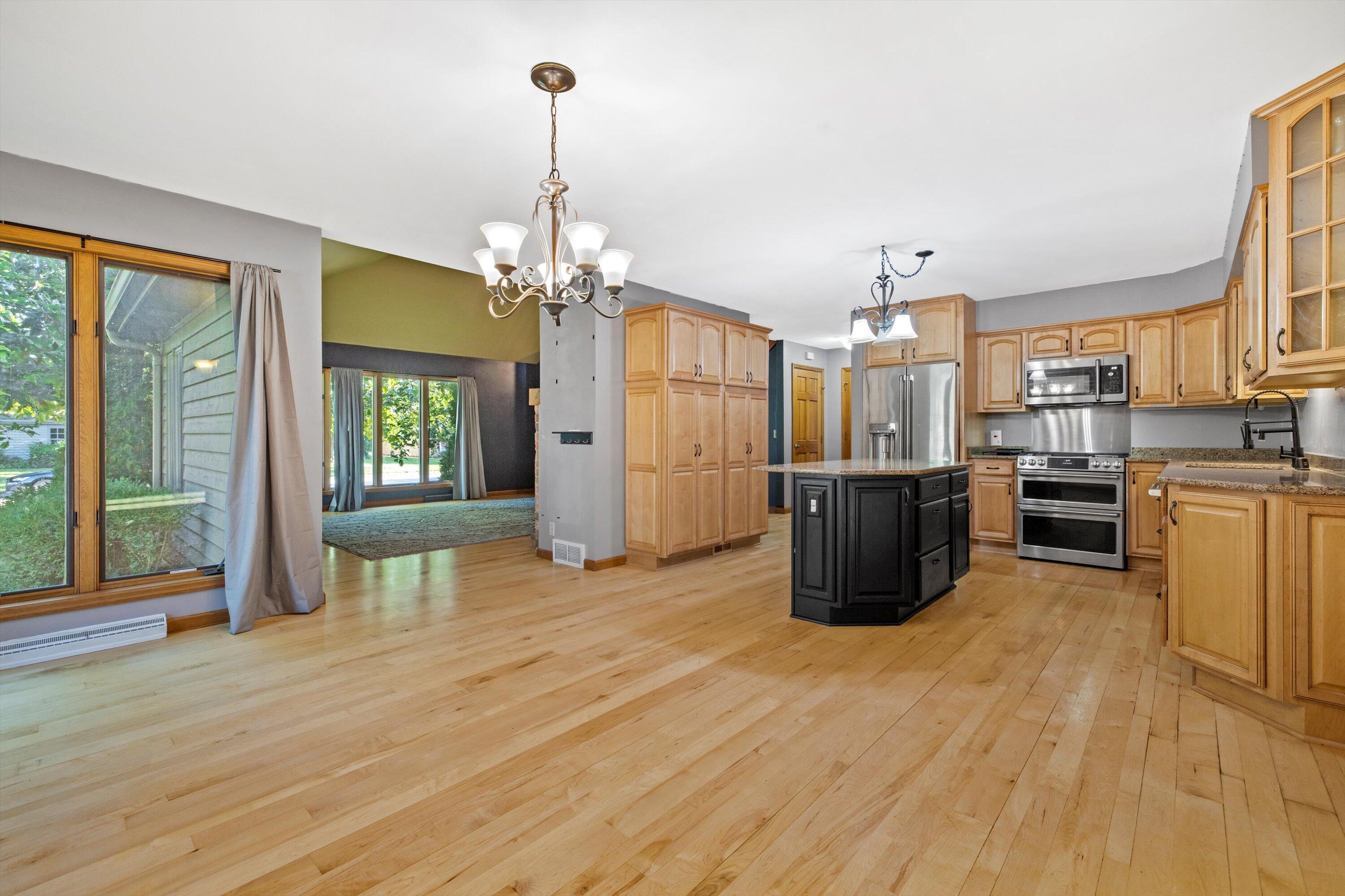 465 Dena Circle Racine, WI 53402 - Photo 14 of 39 Kitchen