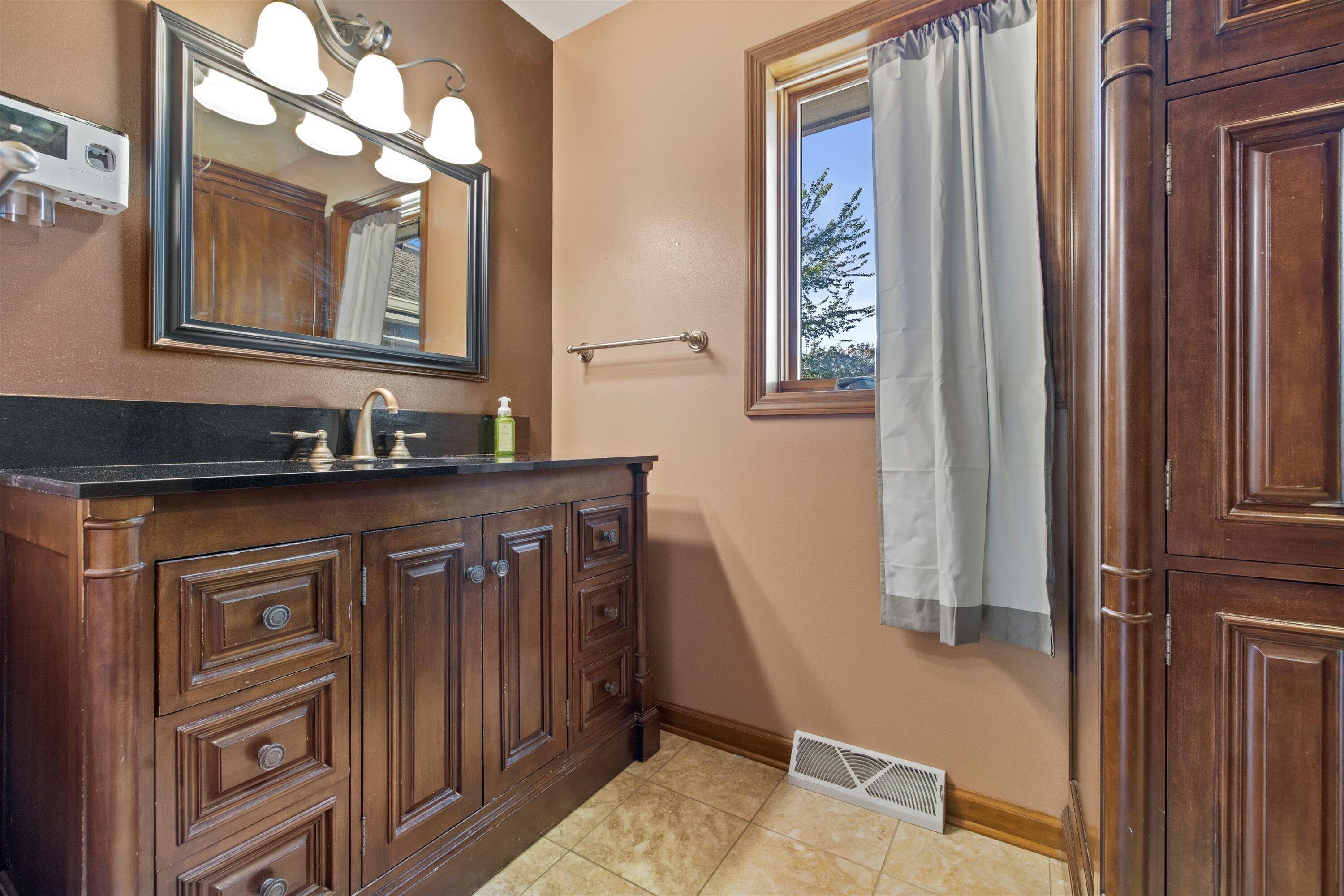 465 Dena Circle Racine, WI 53402 - Photo 20 of 39 Master Bath