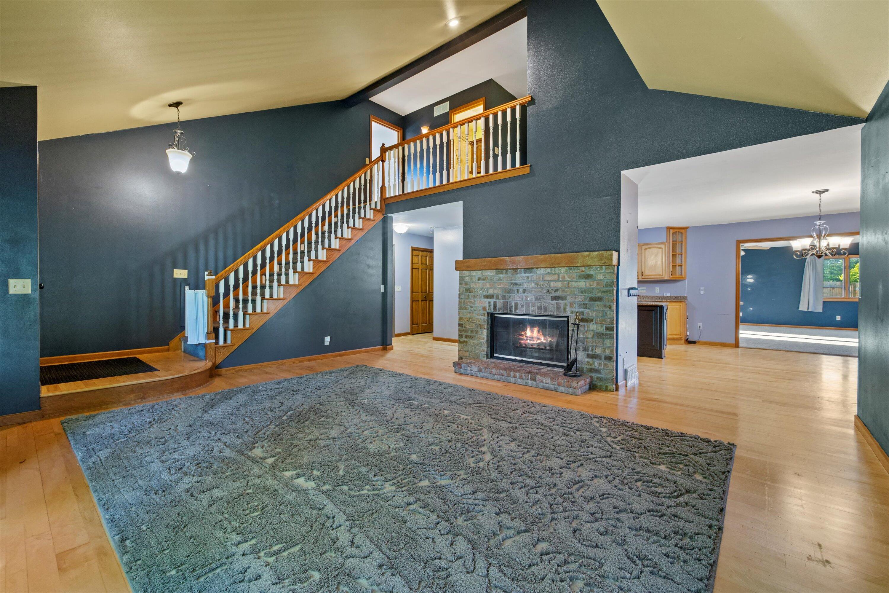 465 Dena Circle Racine, WI 53402 - Photo 4 of 39 Livingroom