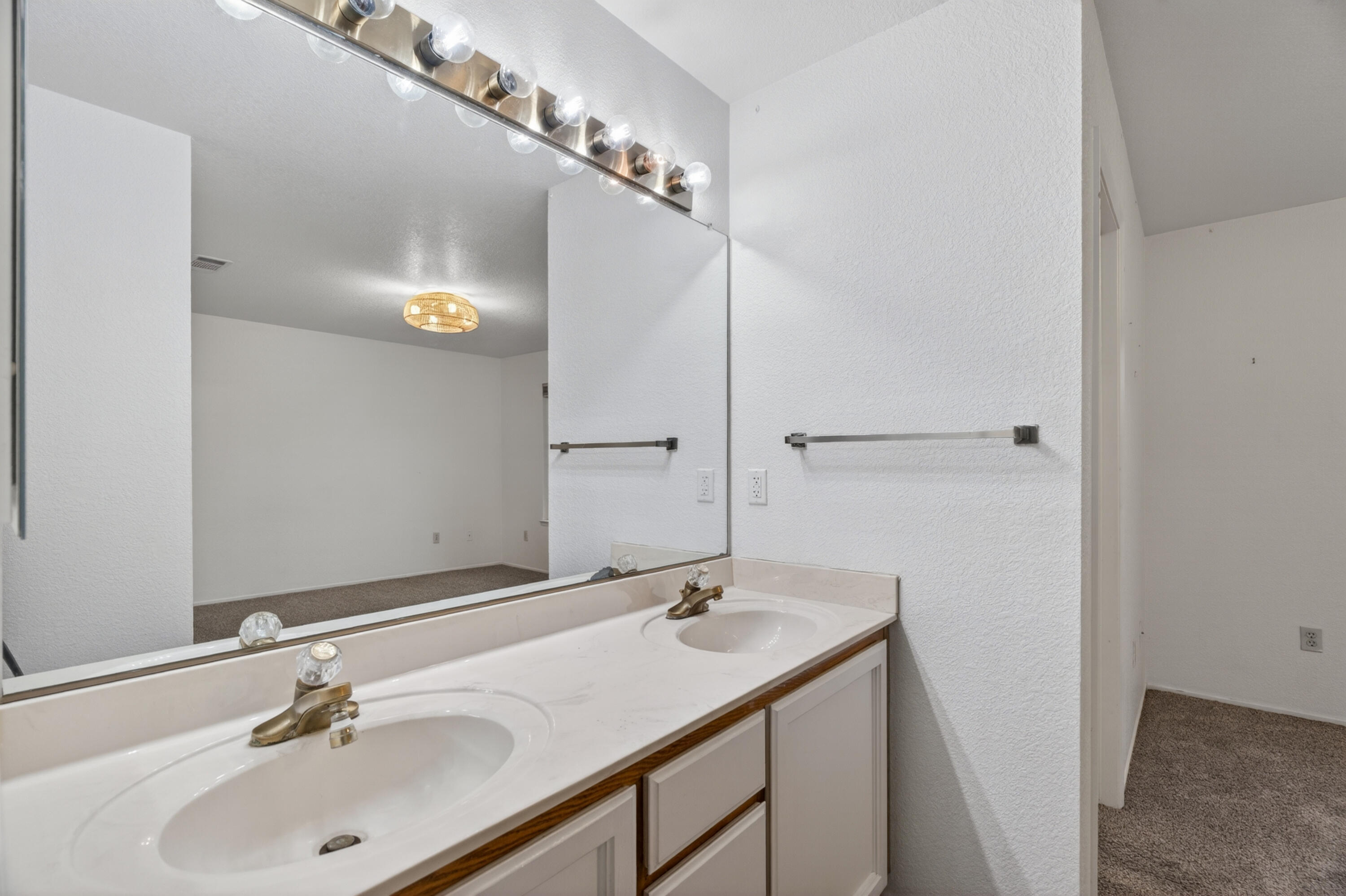 200 Ridgetop Drive, Unit 22 Redding, CA 96003 - Photo 18 of 29 Primary Bathroom