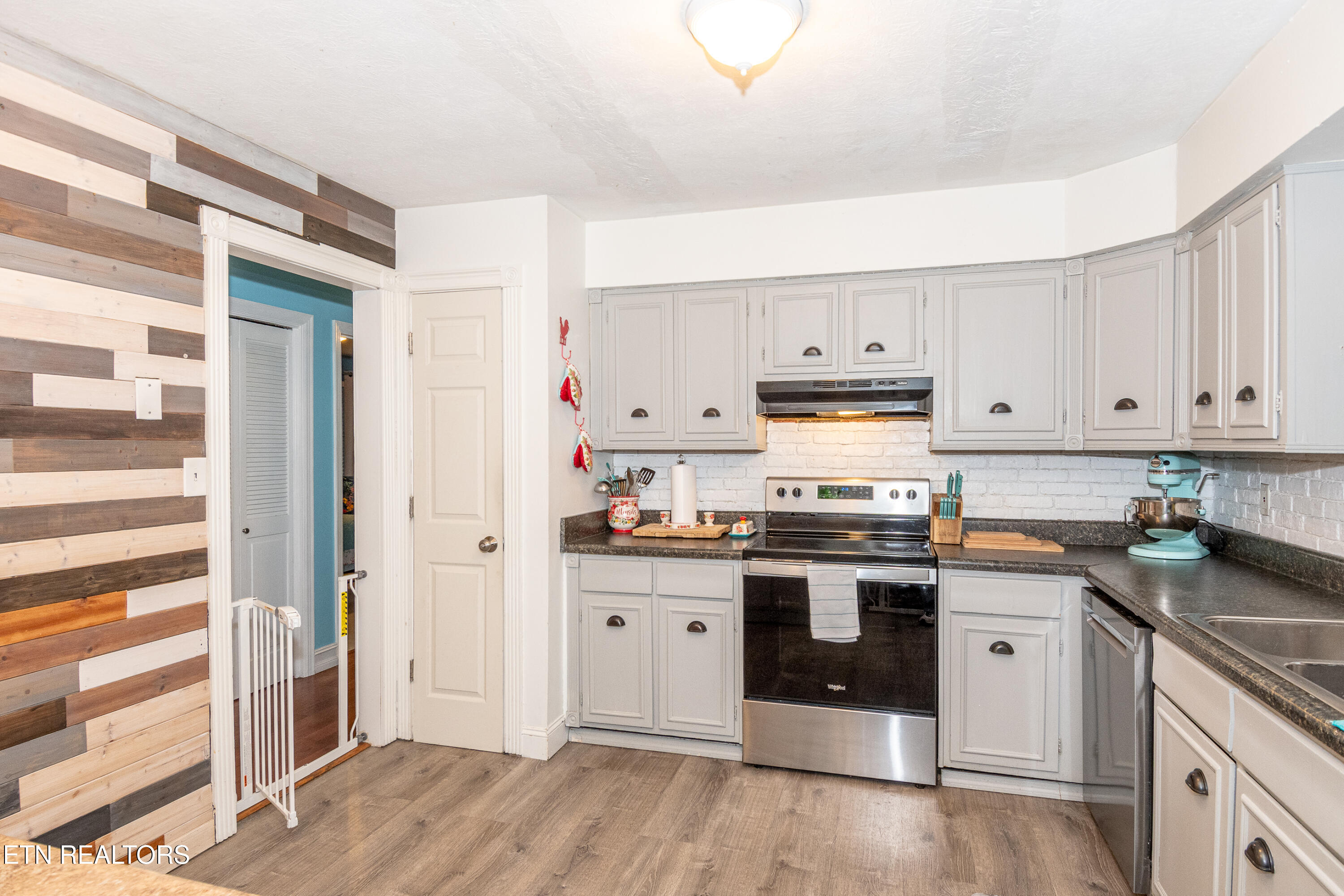 109 Ivy Lane Clinton, TN 37716 - Photo 8 of 36 DSC_3800