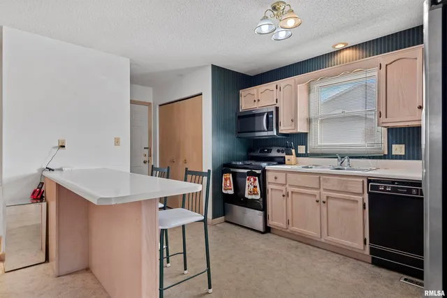 $174,900 | 2420 Mayfair Road, Springfield, IL 62703