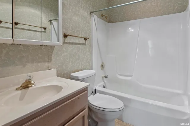 $174,900 | 2420 Mayfair Road, Springfield, IL 62703