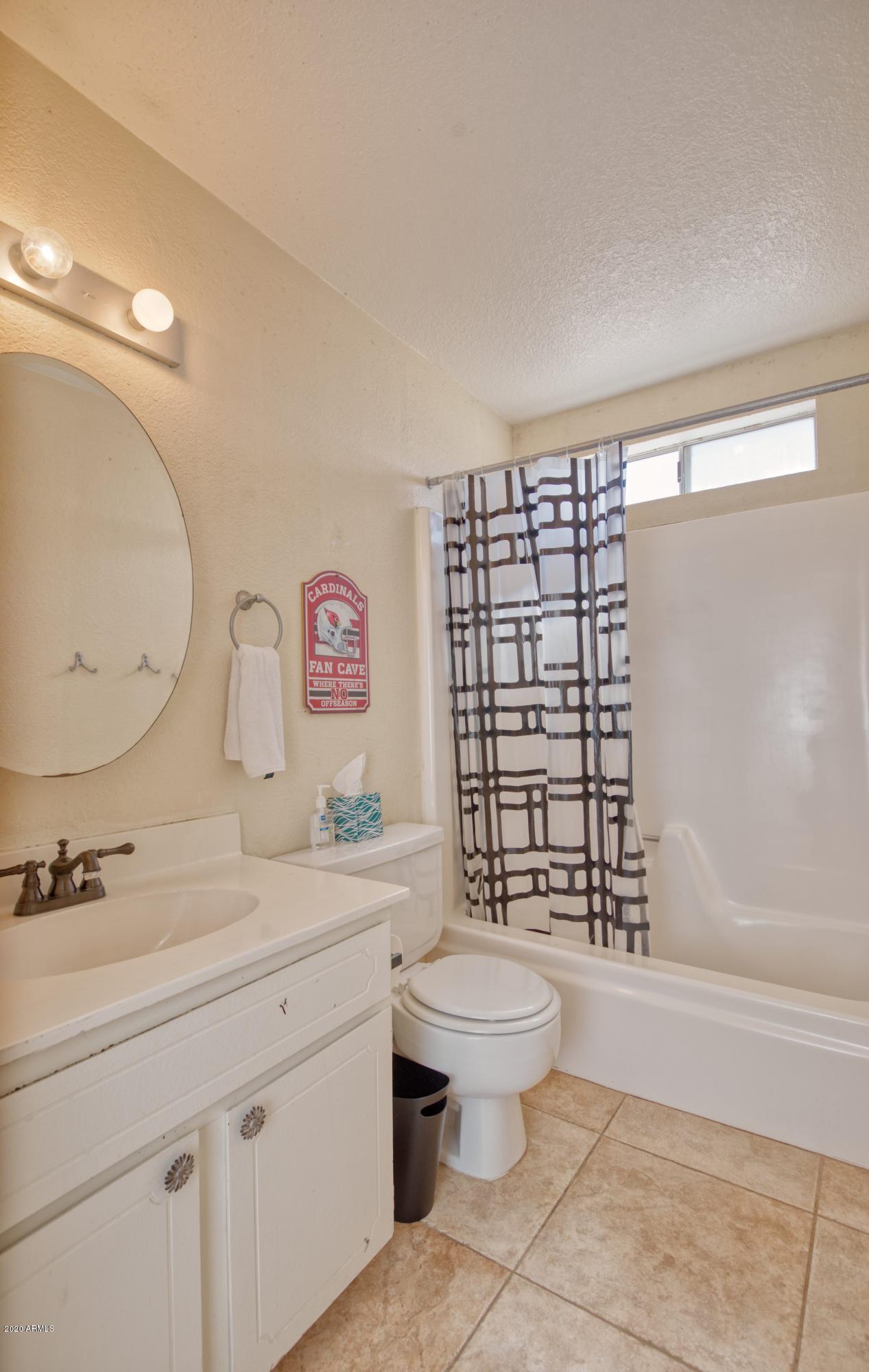 2102 East Kathleen Road Phoenix, AZ 85022 - Photo 3 of 22 HALL BATHROOM