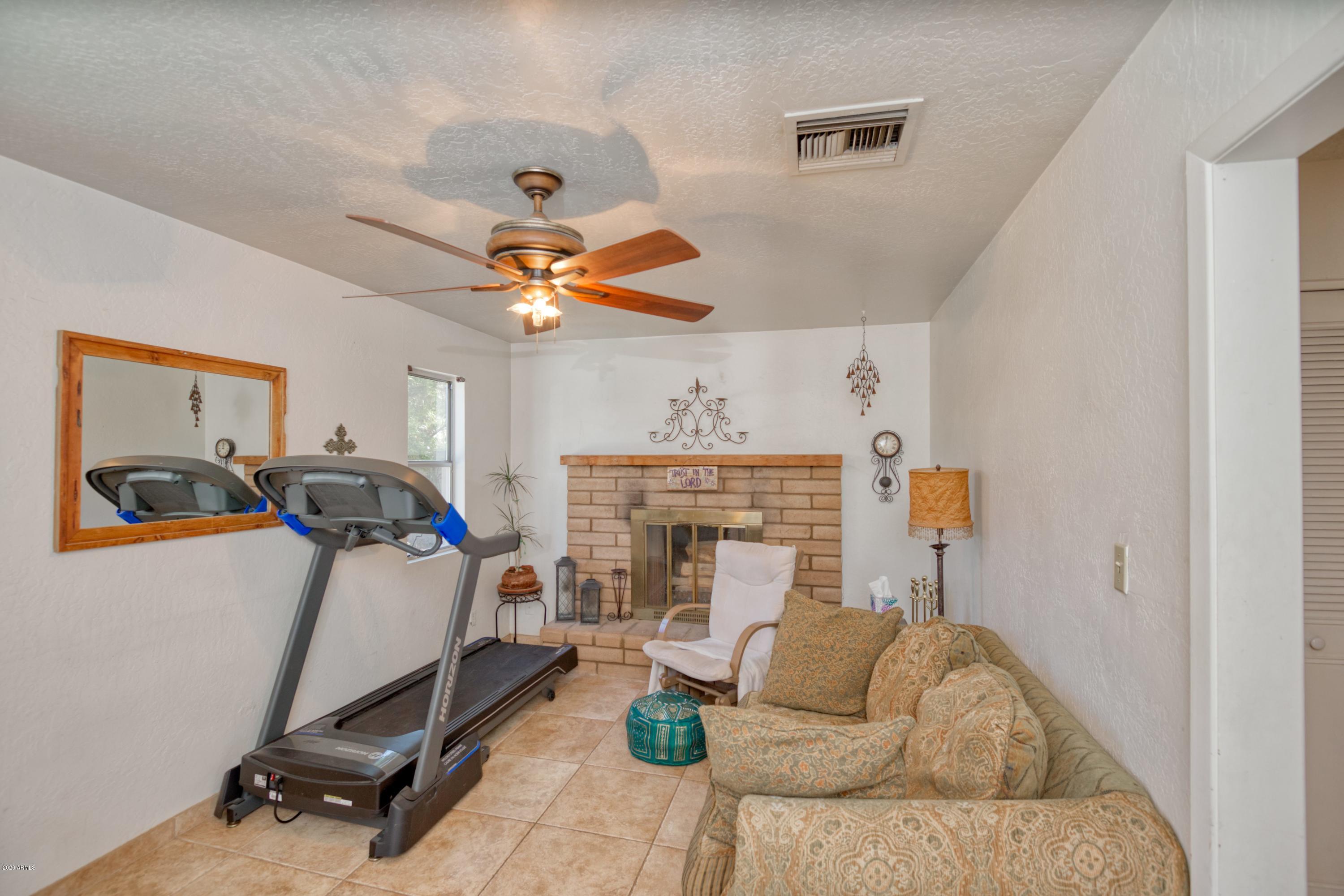 2102 East Kathleen Road Phoenix, AZ 85022 - Photo 6 of 22 FAMILY ROOM