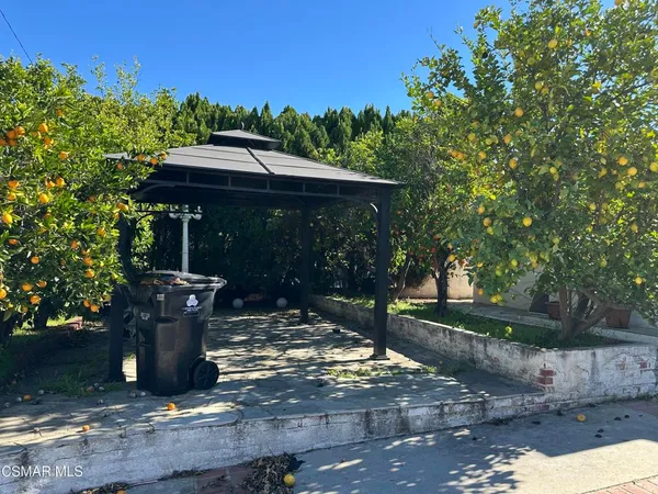 a view of a entrance gate of the house