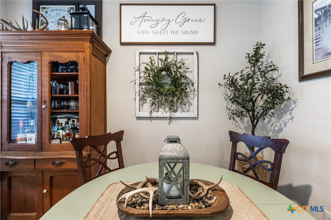 929 Indigo Way Seguin, TX 78155 - Photo 18 of 37 a living room with furniture and a potted plant