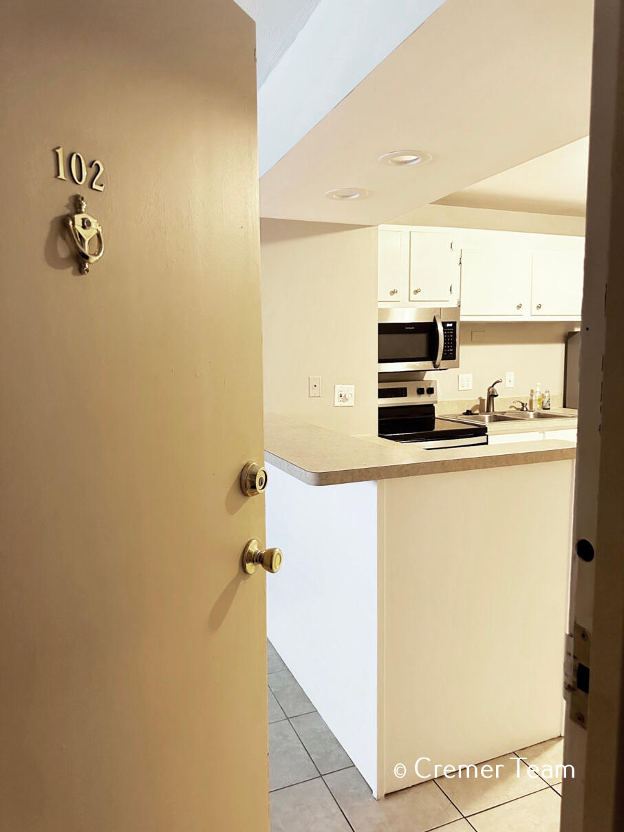 756 West Kilgore Road, Unit 102 Kalamazoo, MI 49008 - Photo 6 of 26 Hallway Entry