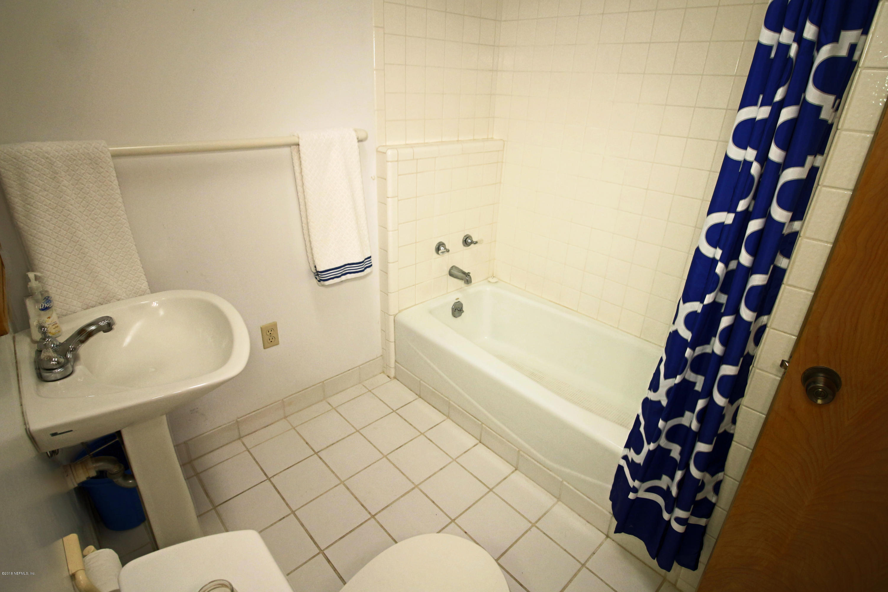 7705 Ranchette Road Keystone Heights, FL 32656 - Photo 14 of 29 a bathroom with a sink toilet and shower