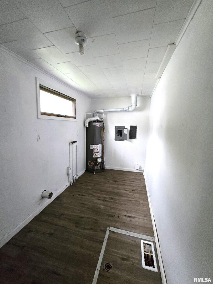 306 8th Avenue South Albany, IL 61230 - Photo 6 of 10 a view of a livingroom with wooden floor