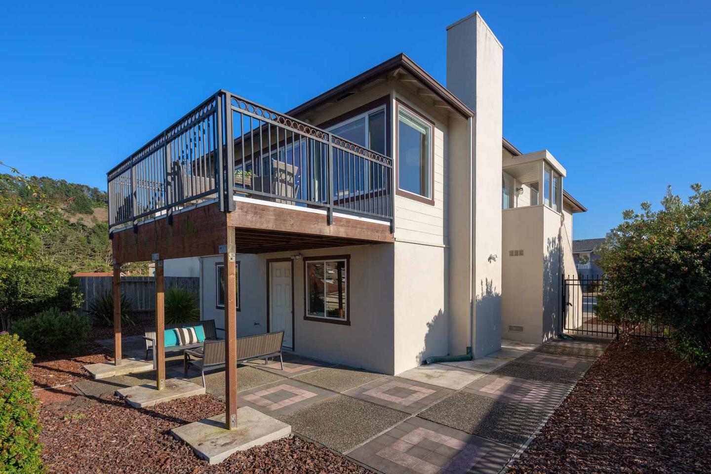 17 Moon Gate Court Pacifica, CA 94044 - Photo 35 of 36 a front view of a house with plants