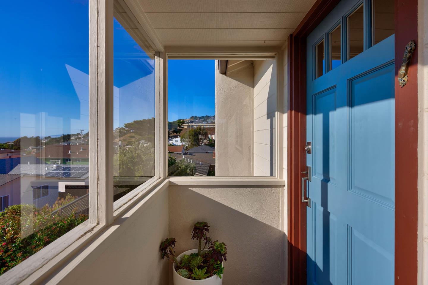 17 Moon Gate Court Pacifica, CA 94044 - Photo 4 of 36 a view of balcony