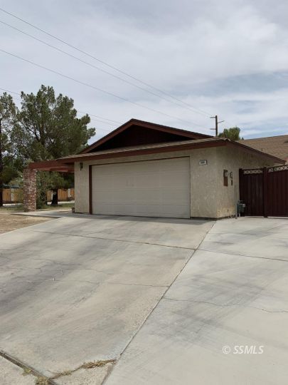 300 South Locust Street Ridgecrest, CA 93555 - Photo 1 of 23 a house with a outdoor space