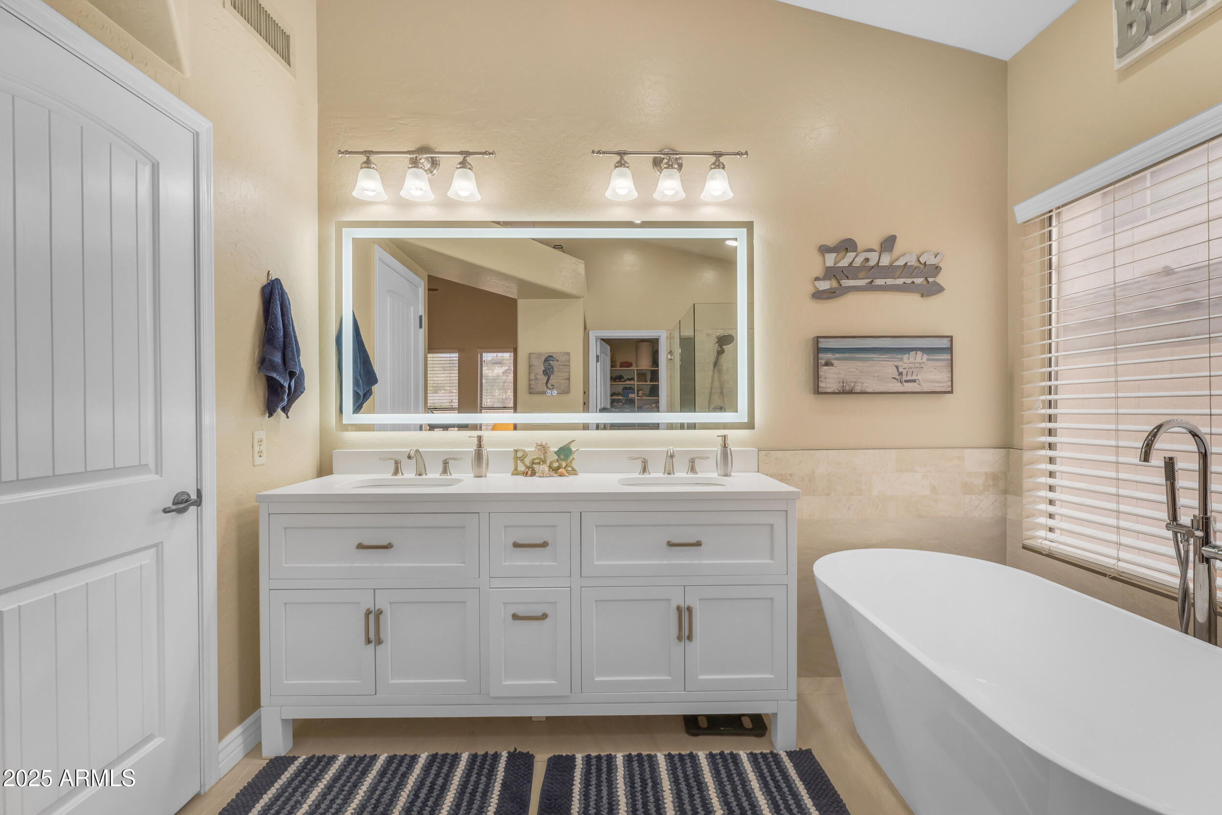 16044 South 24th Place Phoenix, AZ 85048 - Photo 23 of 42 a bathroom with a sink a large mirror and a bathtub