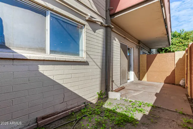 a view of a backyard with tub