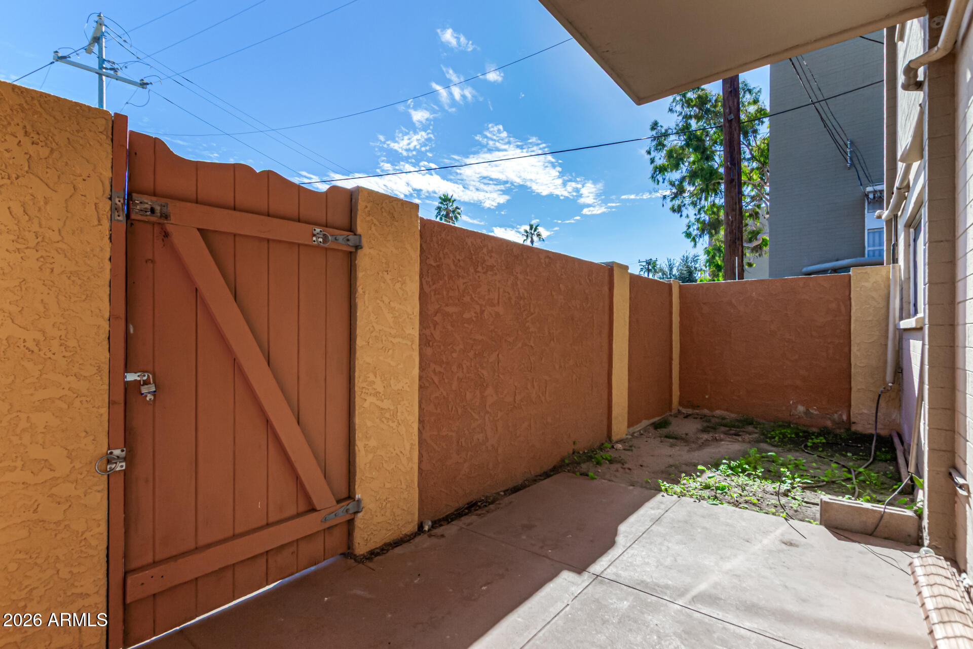 357 East Thomas Road, Unit A111 Phoenix, AZ 85012 - Photo 33 of 41 a view of a backyard with tub