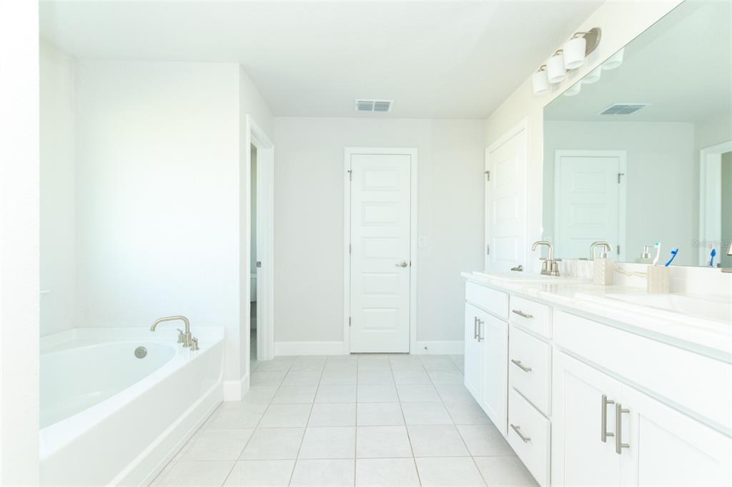 11267 Northwest 4th Street Ocala, FL 34482 - Photo 40 of 86 a spacious bathroom with a tub sink and mirror