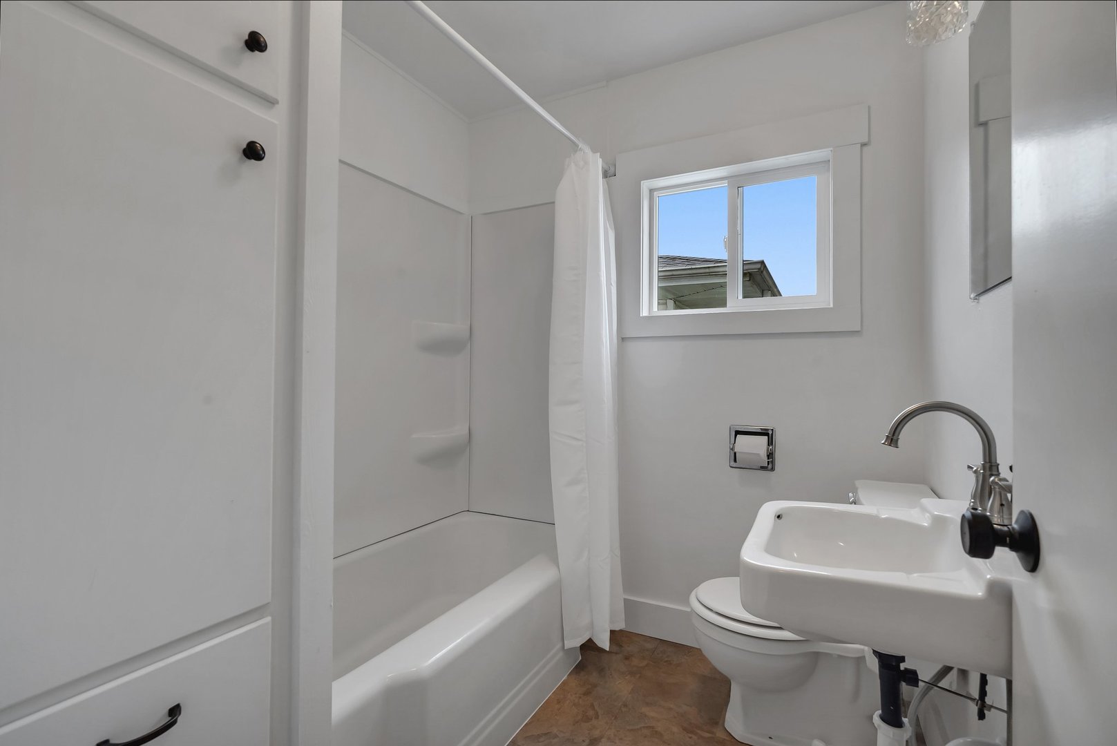 1314 West Washington Street Ottawa, IL 61350 - Photo 17 of 21 a bathroom with a sink toilet and bathtub
