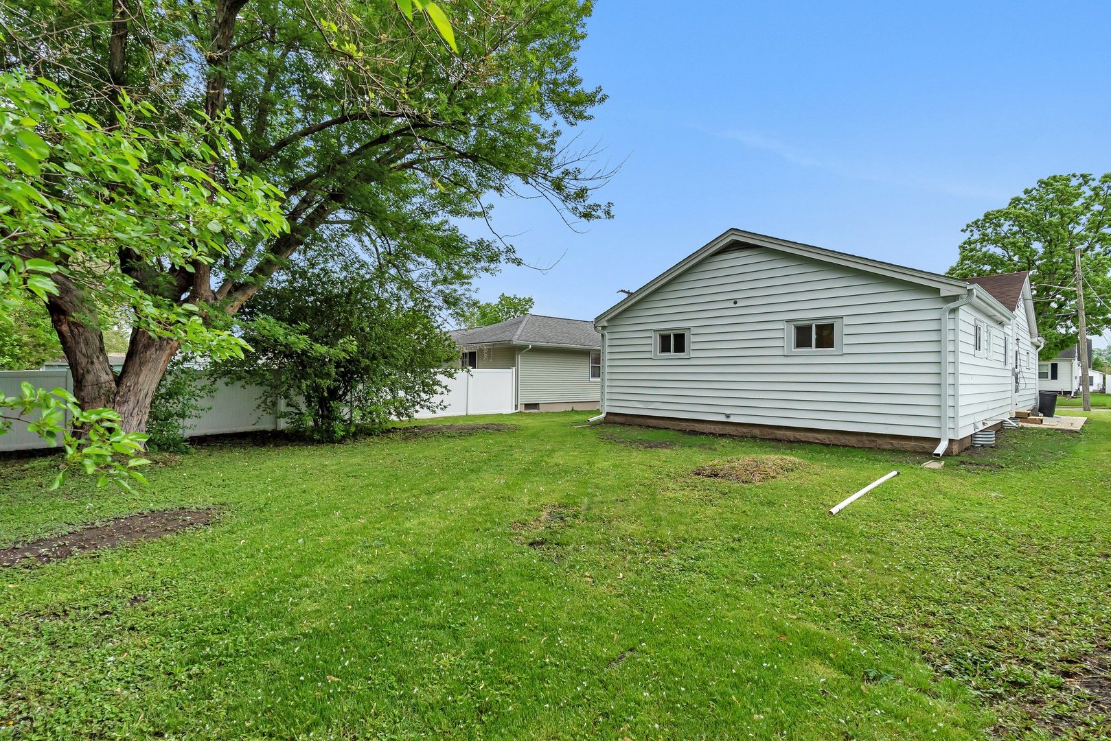 1314 West Washington Street Ottawa, IL 61350 - Photo 19 of 21 a view of a backyard with a garden