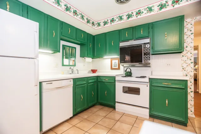 $349,000 | 221 North Kenilworth Avenue, Unit 109, Oak Park, IL 60302