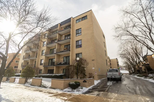 $349,000 | 221 North Kenilworth Avenue, Unit 109, Oak Park, IL 60302