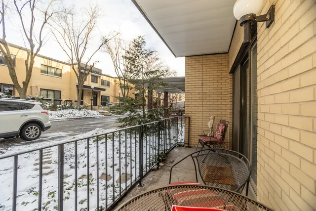 $349,000 | 221 North Kenilworth Avenue, Unit 109, Oak Park, IL 60302