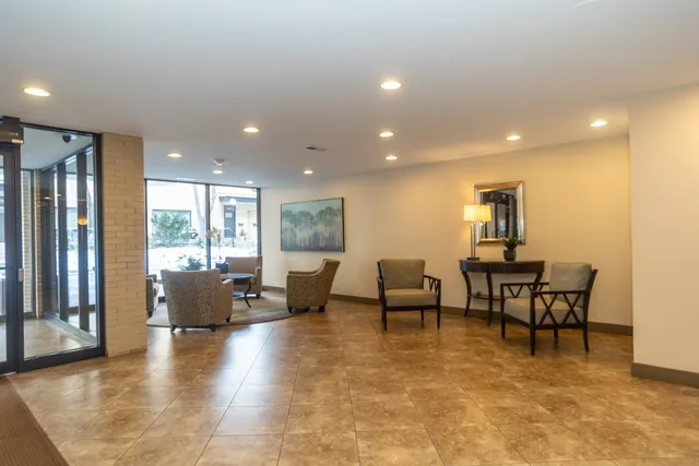 $349,000 | 221 North Kenilworth Avenue, Unit 109, Oak Park, IL 60302