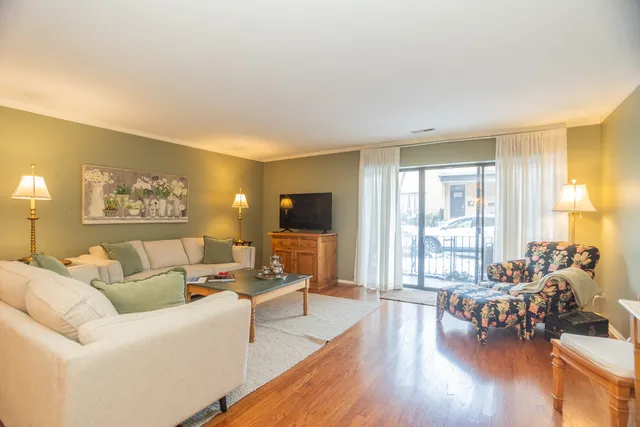 $349,000 | 221 North Kenilworth Avenue, Unit 109, Oak Park, IL 60302