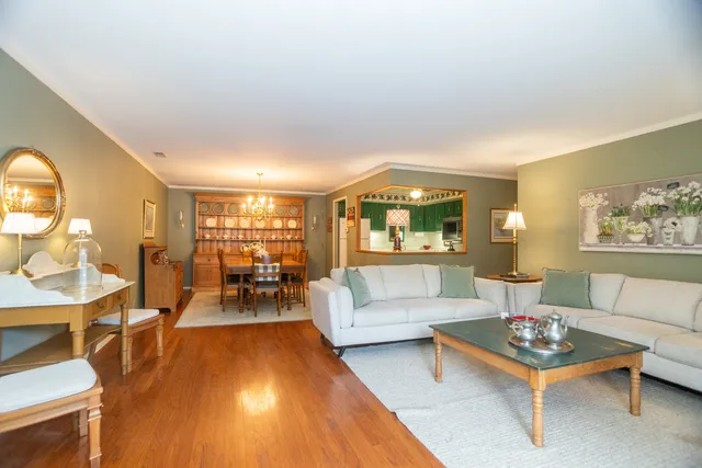 $349,000 | 221 North Kenilworth Avenue, Unit 109, Oak Park, IL 60302