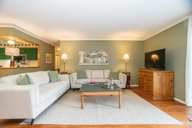 $349,000 | 221 North Kenilworth Avenue, Unit 109, Oak Park, IL 60302