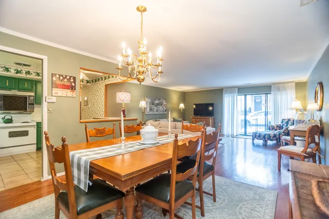 $349,000 | 221 North Kenilworth Avenue, Unit 109, Oak Park, IL 60302