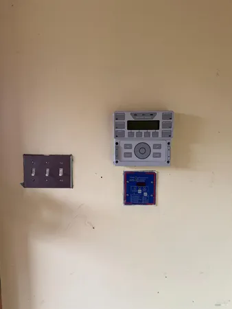 a picture of a wall with a hallway