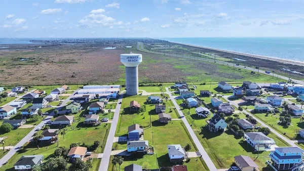 $2,200 | 16527 Lewis Scot Road, Jamaica Beach, TX 77554
