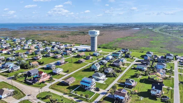 $2,200 | 16527 Lewis Scot Road, Jamaica Beach, TX 77554