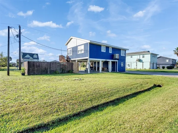 $2,200 | 16527 Lewis Scot Road, Jamaica Beach, TX 77554