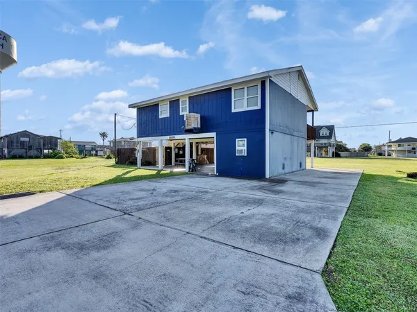 $2,200 | 16527 Lewis Scot Road, Jamaica Beach, TX 77554