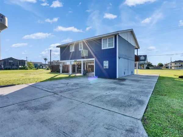 $2,200 | 16527 Lewis Scot Road, Jamaica Beach, TX 77554