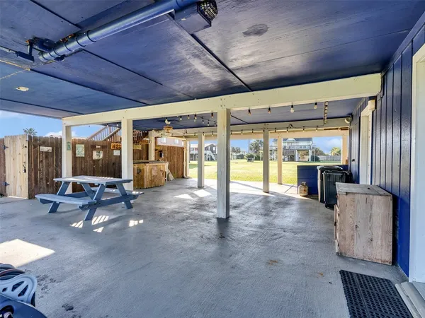 $2,200 | 16527 Lewis Scot Road, Jamaica Beach, TX 77554