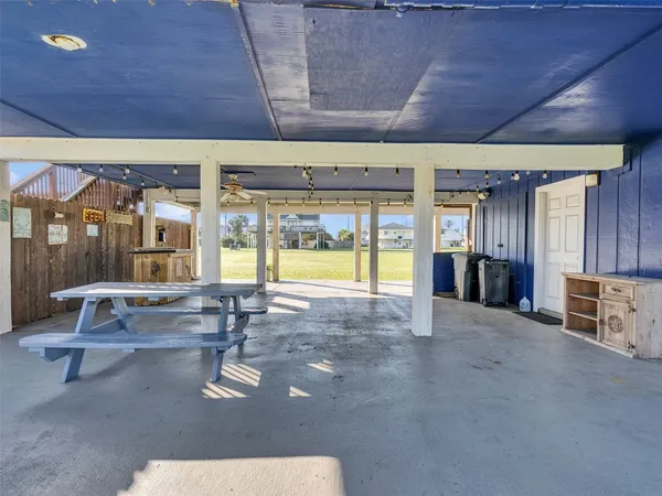 $2,200 | 16527 Lewis Scot Road, Jamaica Beach, TX 77554