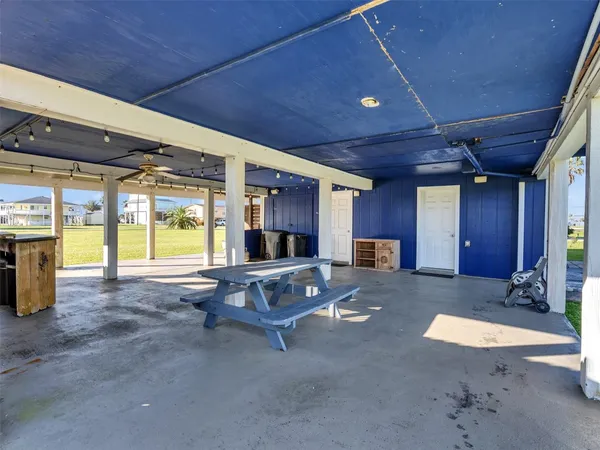 $2,200 | 16527 Lewis Scot Road, Jamaica Beach, TX 77554